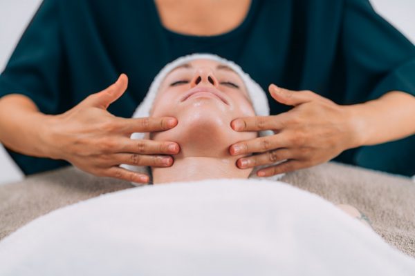 Massaggio viso - Corso Massaggiatore estetico